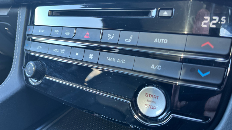 Jaguar F-Pace 2.0d [180] Chequered Flag 5dr Auto AWD Diesel Estate